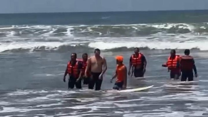 Wisatawan asal Kazakhstan terseret ombak saat bermain air di kawasan rip current Pantai Parangtritis, Bantul, DIY, Jumat (28/2/2025).