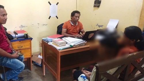 YF, pelaku pencabulan saat diperiksa di Polsek Rote Barat Laut, Rote Ndao, NTT. (Dok. Polsek Rote Barat Laut)