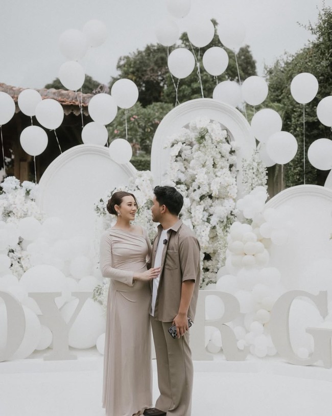 Memasuki usia kehamilan trimester kedua, Aaliyah dan Thariq tampak menggellar acara acara gender reveal untuk mengungkap jenis kelamin anak pertama mereka. Digelar secara outdoor, Thariq dan Aaliyah memilih dekorasi serba putih untuk acara tersebut. Foto: Instagram/@aaliyah.massaid