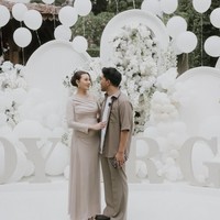 Memasuki usia kehamilan trimester kedua, Aaliyah dan Thariq tampak menggellar acara acara gender reveal untuk mengungkap jenis kelamin anak pertama mereka. Digelar secara outdoor, Thariq dan Aaliyah memilih dekorasi serba putih untuk acara tersebut. Foto: Instagram/@aaliyah.massaid