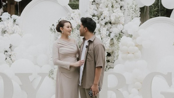 Foto Cantiknya Aaliyah Massaid di Pesta Gender Reveal dengan Dekor Serba Putih