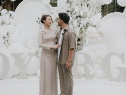 Foto Cantiknya Aaliyah Massaid di Pesta Gender Reveal dengan Dekor Serba Putih