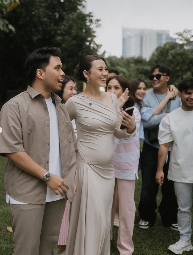 Pasutri yang sebentar lagi akan segera menjadi orangtua baru itu tampil kompak dalam padu padan busana bernuansa coklat. Aaliyah memilih dress panjang yang memperlihatkan baby bump di perutnya yang semakin besar. Sementara Thariq memadukan kemeja dan celana panjang coklat dengan kaos putih. Foto: Instagram/@aaliyah.massaid