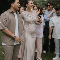 Pasutri yang sebentar lagi akan segera menjadi orangtua baru itu tampil kompak dalam padu padan busana bernuansa coklat. Aaliyah memilih dress panjang yang memperlihatkan baby bump di perutnya yang semakin besar. Sementara Thariq memadukan kemeja dan celana panjang coklat dengan kaos putih. Foto: Instagram/@aaliyah.massaid