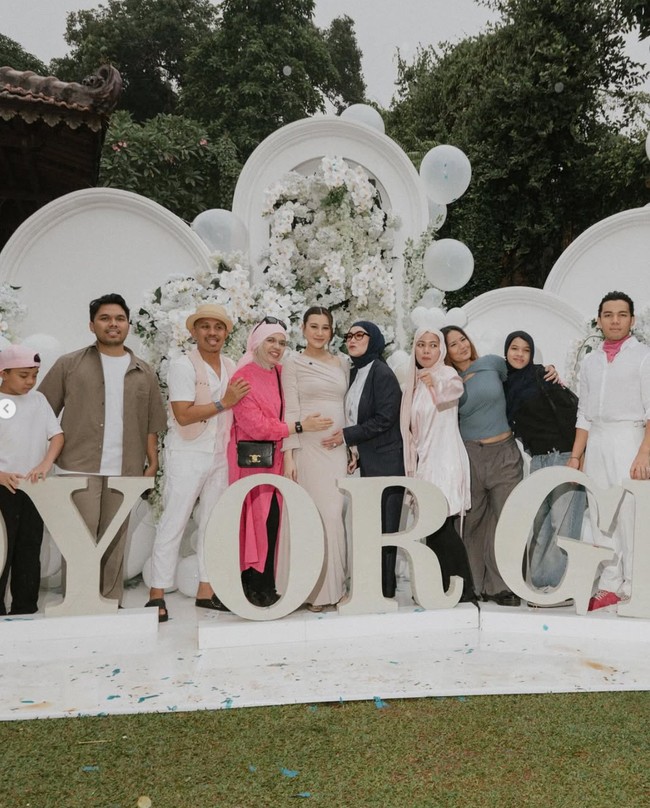 Para tamu undangan yang hadir tampil mengenakan dengan warna bernuansa pink atau biru, sesuai dengan tebakan masing-masing. Pink menandakan jenis kelamin perempuan, sementara biru untuk laki-laki. Foto: Instagram/@aaliyah.massaid