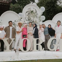 Para tamu undangan yang hadir tampil mengenakan dengan warna bernuansa pink atau biru, sesuai dengan tebakan masing-masing. Pink menandakan jenis kelamin perempuan, sementara biru untuk laki-laki. Foto: Instagram/@aaliyah.massaid