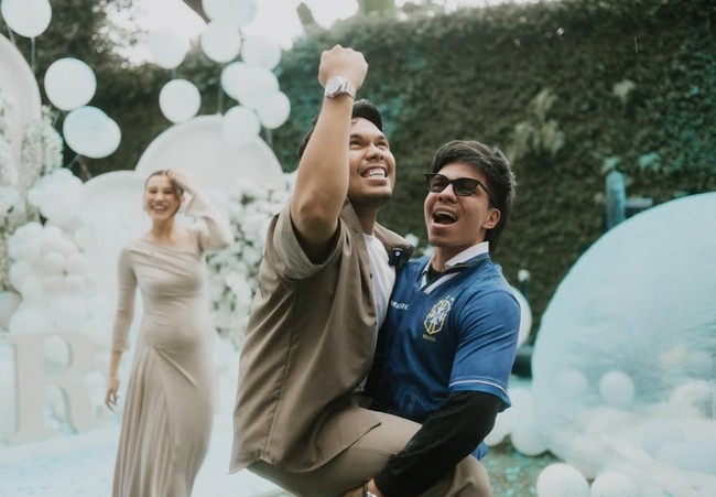 Tak hanya oleh Aaliyah dan Thariq, kebahagiaan juga dirasakan oleh tamu dan anggota keluarga yang hadir. Salah satunya kakak Thariq, Atta Halilintar yang tampak langsung menggendong adiknya tersebut sambil tertawa bahagia. Foto: Instagram/@aaliyah.massaid