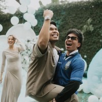 Tak hanya oleh Aaliyah dan Thariq, kebahagiaan juga dirasakan oleh tamu dan anggota keluarga yang hadir. Salah satunya kakak Thariq, Atta Halilintar yang tampak langsung menggendong adiknya tersebut sambil tertawa bahagia. Foto: Instagram/@aaliyah.massaid