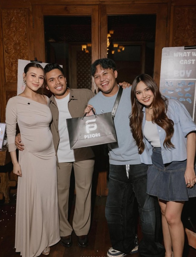 Sahabat Aaliyah yang baru saja melahirkan, Mahalini, juga tampak hadir bersama suaminya, Rizky Febian. Rupanya tebakan Mahalini dan Rizky benar karena keduanya sama-sama mengenakan pakaian berwarna biru, yang menandakan keduanya menebak laki-laki. Foto: Instagram/@aaliyah.massaid