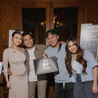 Sahabat Aaliyah yang baru saja melahirkan, Mahalini, juga tampak hadir bersama suaminya, Rizky Febian. Rupanya tebakan Mahalini dan Rizky benar karena keduanya sama-sama mengenakan pakaian berwarna biru, yang menandakan keduanya menebak laki-laki. Foto: Instagram/@aaliyah.massaid