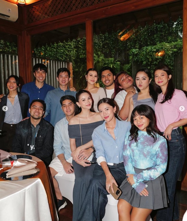 Vidi Aldiano dan sang istri, Sheila Dara, hingga Al Ghazali dan tunangannya, Alyssa Daguise juga turut hadir. Mereka tampak berpose bersama Thariq dan Aaliyah serta para rekan artis yang juga hadir. Foto: Instagram/@aaliyah.massaid