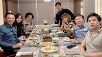 Tak hanya dengan rekan sesama politik, ada juga momen makan bersama dengan keluarganya seperti yang terlihat dalam momen ini. Foto: Instagram @basukibtp