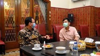 Menyambangi Gibran Rakabuming di Solo, Ahok diajak makan bersama di Loji Gandrung. Mereka menikmati kudapan sambil diskusi soal ruang terbuang hijau. Foto: Instagram @basukibtp
