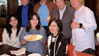 Ini adalah keseruan Ahok makan bersama keluarga dalam rangka merayakan hari ulang tahun istrinya, Puput Nastiti Devi. Foto: Instagram @basukibtp