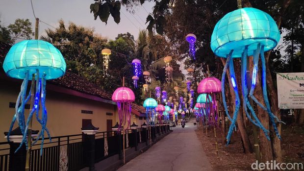 Area masuk masjid dihiasi ornamen lampion ubur-ubur.