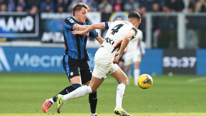 BERGAMO, ITALY - MARCH 01: Jay Idzes of Venezia is challenged by Mateo Retegui of Atalanta during the Serie A match between Atalanta and Venezia at Gewiss Stadium on March 01, 2025 in Bergamo, Italy. (Photo by Marco Luzzani/Getty Images)