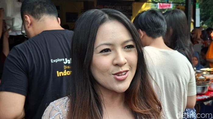 Baby Shima, warna negara Malaysia yang ikut berburu takjil di Benhil, Jakarta Pusat.