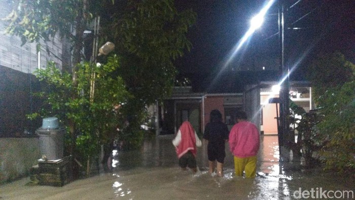 Banjir di Perumahan Omah Indah, Menganti, Gresik imbas tanggul jebol.