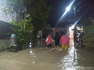 Tanggul Jebol, Perumahan Omah Indah Menganti Gresik Banjir Setengah Meter