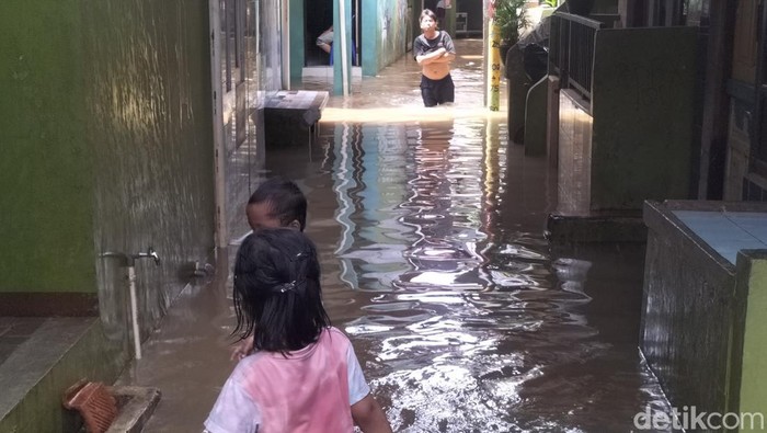 Banjir Kebon Pala, Kampung Melayu, Jaktim, 1 Maret 2025. (Maulani Mulianingsih/detikcom)