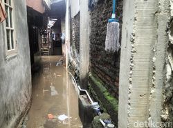 Video: Hari Kedua Ramadan, Rumah Warga di Kebon Pala Masih Terendam