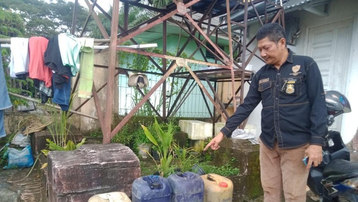 Barang bukti pencurian solar yang dilakukan tersangka M Rizki Sobirin (29) di Palembang.