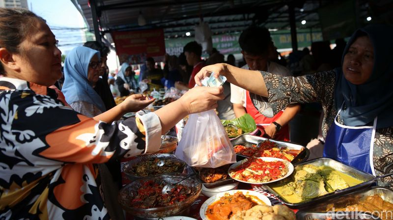 Pasar takjil Bendungan Hilir (Benhil), Jakarta, ramai dikunjungi warga, Sabtu (1/3/2025). Begini potretnya.
