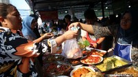 Pedagang melayani pembeli makanan di pasar takjil Bendungan Hilir, Jakarta Pusat, Sabtu (1/3/2025).