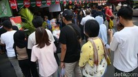 Potret antrean warga yang membeli menu berbuka.
