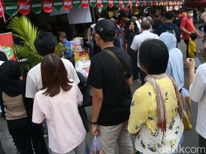Video: Momen Warga Malaysia Ikut Berburu Takjil di Benhil
