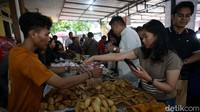 Sajian menu yang beragam membuat pasar ini populer di kalangan warga yang ingin mencari menu berbuka puasa.
