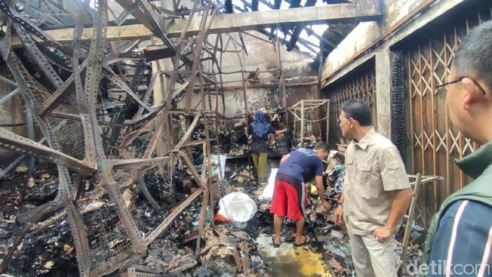 Bupati Ciamis Herdiat Sunarya tinjau kios di Pasar Manis yang terbakar.