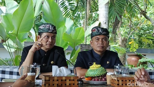 Bupati Jembrana, I Made Kembang Hartawan (kiri), dan Wakil Bupati I Gede Ngurah Patriana Krisna saat memaparkan program kerja dalam 100 hari pertama mereka seusai serah terima jabatan di Kantor DPRD Jembrana, Sabtu (1/2/225).