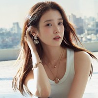 Koleksi terbaru Chaumet menampilkan ukiran berpola heksagonal, yang unik dan mewah serupa bentuk sarang lebah. IU tampak memakai kalung dengan liontin cincin dan pendant besar, masing-masing harganya Rp 41 juta dan Rp 219 jutaan. Foto: dok. Chaumet