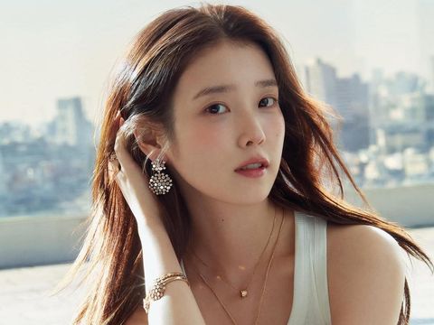 Cha Eun Woo dan IU tampil sebagai model perhiasan Chaumet