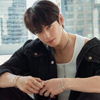 Peringkat pertama jatuh pada Cha Eun Woo, idol sekaligus aktor yang dianggap memiliki wajah ‘tidak nyata’. Tak heran banyak yang menyebutnya seperti karakter langsung keluar dari anime. Selama ini, Cha Eun Woo juga langganan masuk daftar idol terganteng. Foto: dok. Chaumet