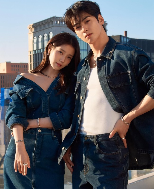 “Mereka berdua memakai banyak perhiasan, tapi yang bisa kulihat hanya wajah mereka. Keduanya sangat menawan,” “Menurutku mereka terlihat serasi,” “Mataku hanya menikmati visual dua orang yang indah,” komentar sejumlah netizen di forum komunitas Korea. Foto: dok. Chaumet