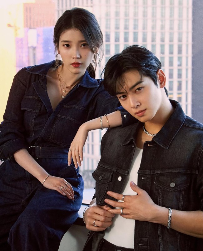 Visual kedua model Chaumet memanjakan mata. Alih-alih melihat koleksi perhiasannya, banyak yang salah fokus dan menyorot keserasian wajah Cha Eun Woo dan IU dan berharap keduanya akan dipertemukan dalam project film maupun drama. Foto: dok. Chaumet