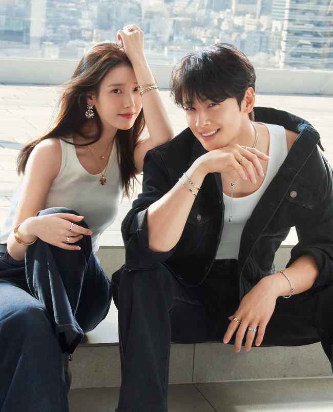 Dalam campaign terbaru Chaumet, Cha Eun Woo dan IU tampil serasi dalam balutan denim jacket. Penampilannya dilengkapi dengan kemewahan koleksi perhiasan berwarna rose gold dan silver. Foto: dok. Chaumet