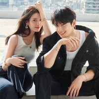 Dalam campaign terbaru Chaumet, Cha Eun Woo dan IU tampil serasi dalam balutan denim jacket. Penampilannya dilengkapi dengan kemewahan koleksi perhiasan berwarna rose gold dan silver. Foto: dok. Chaumet