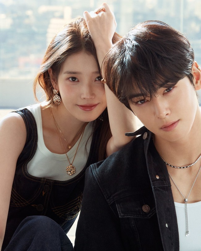 Cha Eun Woo dan IU dipasangkan dalam satu project untuk pertama kalinya. Keduanya tampil sebagai model untuk merek perhiasan Prancis, Chaumet. Foto: dok. Chaumet