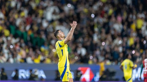 RIYADH, SAUDI ARABIA - FEBRUARY 21: Cristiano Ronaldo of Al-Nassr FC reacts during the Saudi Pro League match between Al Nassr v Al Ettifaq at Al -Awwal Park on February 21, 2025 in Riyadh, Saudi Arabia. (Photo by Abdullah Ahmed/Getty Images)