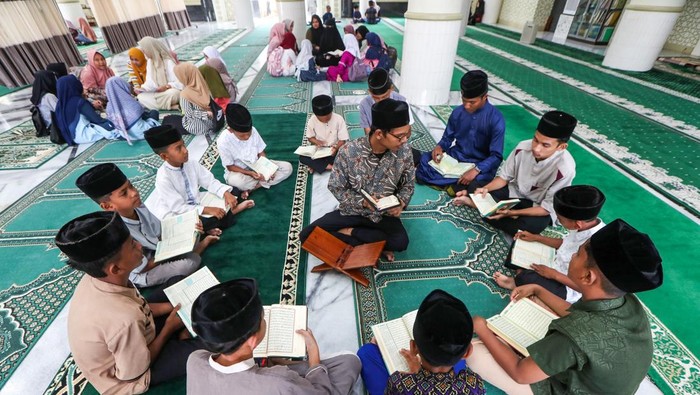 Dauroh Al Quran bulan Ramadhan di Aceh Pengajar memberikan materi ke santri saat mengikuti pengkajian (dauroh) dan hafalan Al Quran di Masjid Babul Maghfirah, Tanjong Seulamat, Aceh Besar, Aceh, Sabtu (1/3/2025). Dauroh dan hafalan Al quran yang dilaksanakan selama 22 hari di bulan Ramadhan dalam rangka meningkatkan wawasan ilmu keagamaan serta mampu menghafal dan mengamalkan ajaran kitab suci Al Quran dalam kehidupan sehari-hari. ANTARA FOTO/Irwansyah Putra/agr