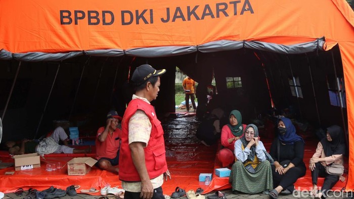 Duka menyelimuti warga Jalan Tegal Amba, Duren Sawit, Jakarta, di awal Ramadan ini. Mereka terpaksa jadi pengungsi usai rumah mereka ludes terbakar.