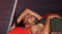Mereka terpaksa menjalani puasa pertama di posko pengungsian.