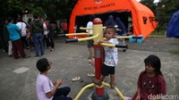Anak-anak bermain di lokasi pengungsian yang difasilitasi oleh Dinas Sosial dan BPBD DKI Jakarta.