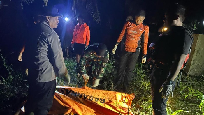 Evakuasi jenazah petani Bdi Bojonegoro yang hilang terseret banjir bandang.