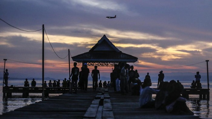 Siluet remaja menyaksikan suasana fajar pertama bulan Ramadhan di Jembatan Dodoku Ali Kesultanan Ternate, Maluku Utara, Sabtu (1/3/2025). Jembatan Dodoku Ali Kesultanan Ternate yang dibangun sejak abad ke-17 tersebut ramai dikunjungi para kaum muda di Ternate untuk menyaksikan matahari terbit pertama pada bulan suci Ramadhan 1446 H.ANTARA FOTO/Andri Saputra/agr
