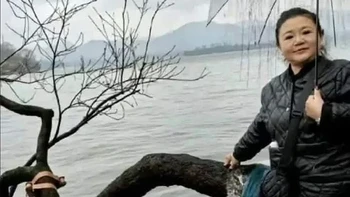 Batang pohon ini bikin terkecoh seolah kaki perempuan dalam foto. Foto: Reddit