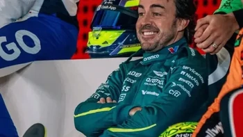 Dua orang seolah menjadi satu. Bikin mata terkecoh mengira pembalap mini. Foto: Reddit